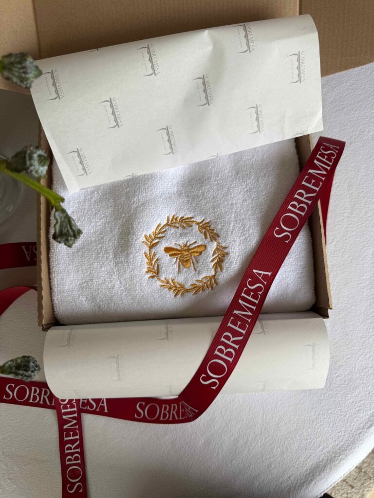 Toallas de Mano Bordado Abeja Dorado (Gift box)