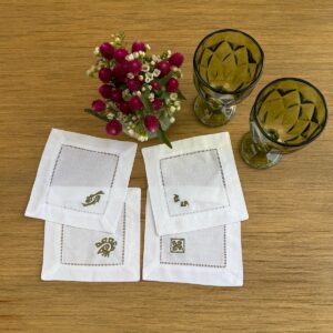 Posavasos blancos calados con bordado verde