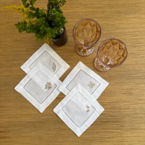 Posavasos blancos calados con bordado beige