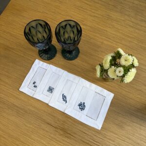 Posavasos blancos calados con bordado azul