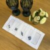 Posavasos blancos calados con bordado azul