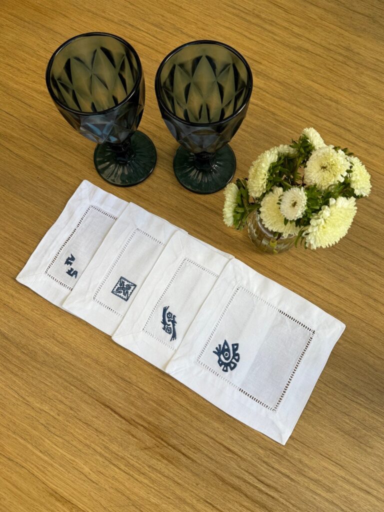Posavasos blancos calados con bordado azul