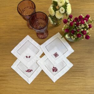 Posavasos blancos calados con bordado guinda