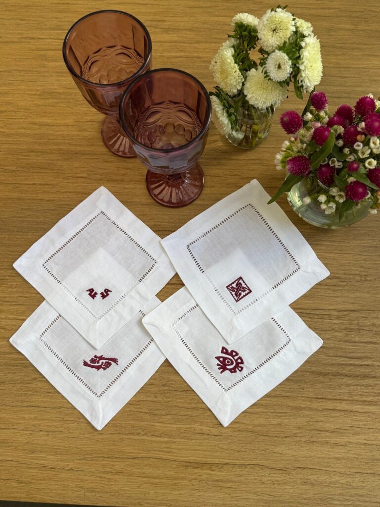 Posavasos blancos calados con bordado guinda
