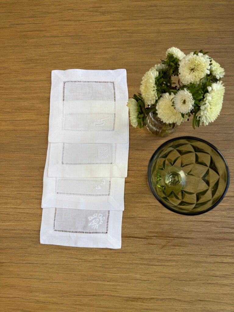 Posavasos blancos calados con bordado blanco