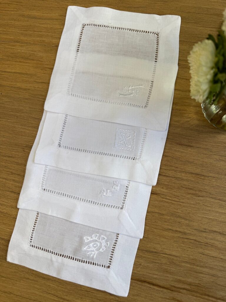 Posavasos blancos calados con bordado blanco