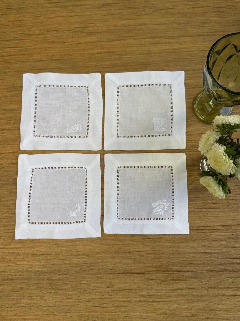 Posavasos blancos calados con bordado blanco