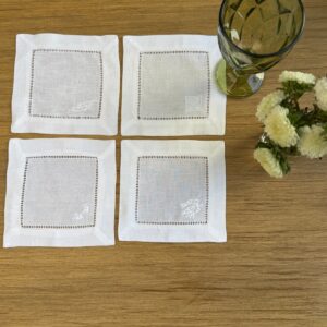 Posavasos blancos calados con bordado blanco