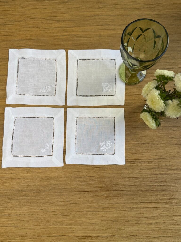 Posavasos blancos calados con bordado blanco