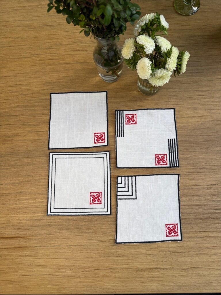 Servilletas de cóctel bordadas en negro y rojo