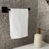 Toalla de mano blanca y franja flores blancas