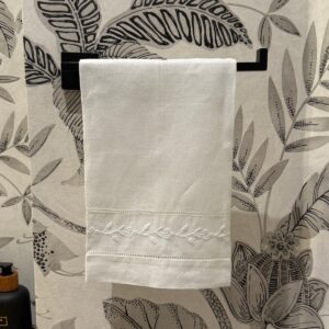 Toalla de mano blanca y franja flores blancas